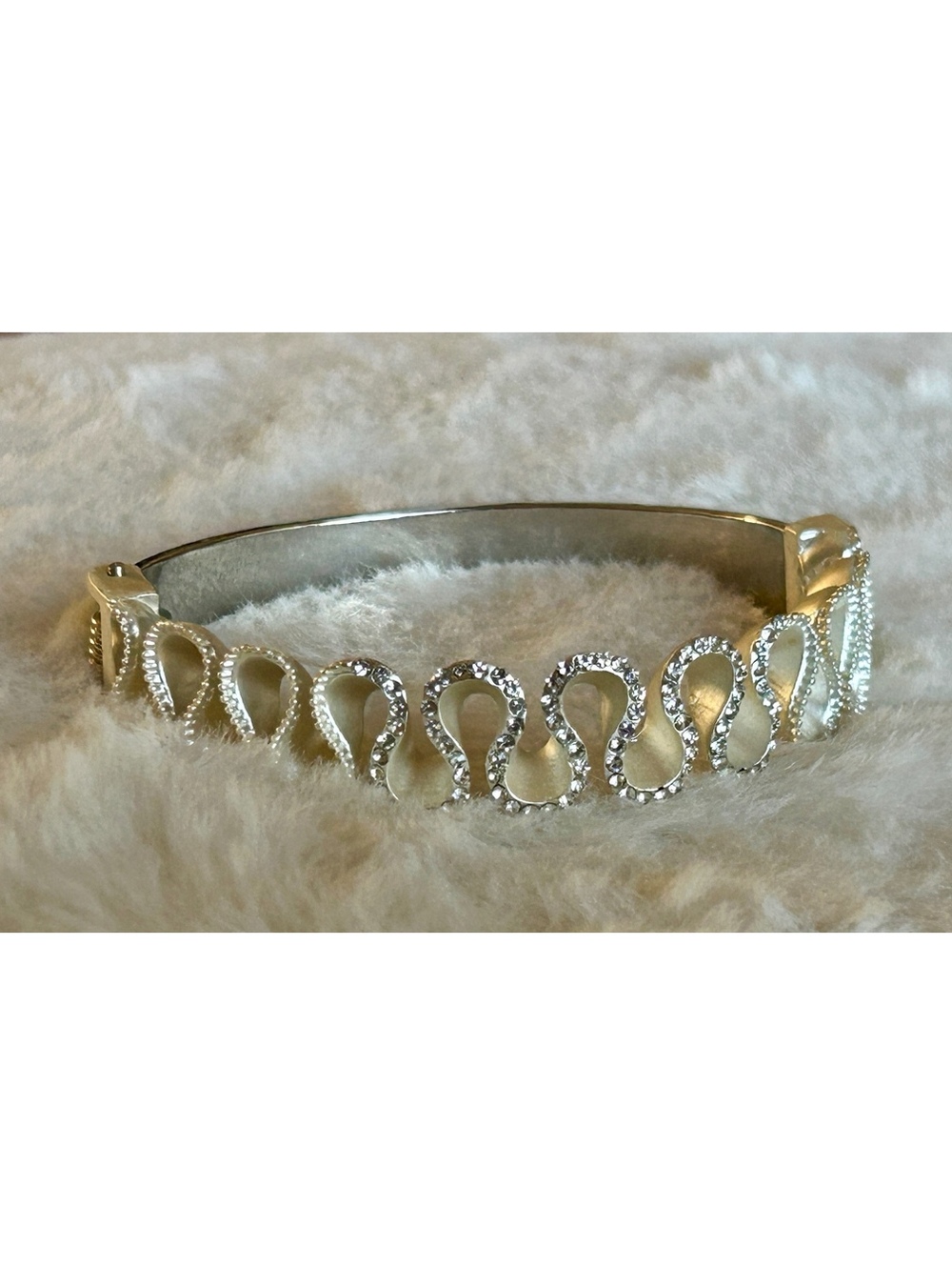 Elegant Silver Tone Rhinestone Bangle Bracelet